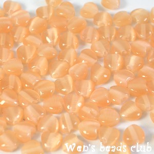 Cat's eye beads, hearts, Lt. Peach, 4mm. 16".